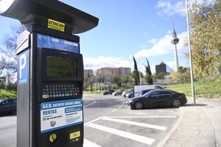 Parquímetros del Servicio de Estacionamiento Regulado (SER) en el barrio de Ventas