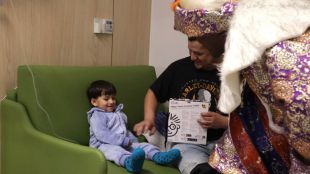 Los Reyes Magos visitan a los niños ingresados en el Hospital público Universitario 12 de Octubre
