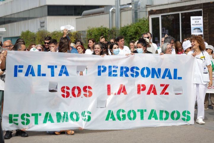 Concentración por una huelga de 24 horas convocada por trabajadores del Hospital Universitario de La Paz