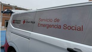 Una furgoneta de Cruz Roja que atiende a personas sin techo.
