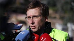 El alcalde de Madrid, José Luis Martínez-Almeida, atendiendo a los medios de comunicación.