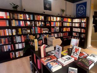 Interior de la librería Perros de Lluvia