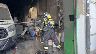 Bomberos extinguen un incendio en una nave industrial en Humanes