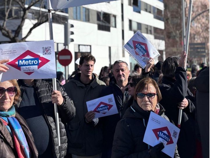 Las Águilas se moviliza por una estación de Metro