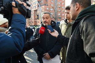 El concejal del PSOE en el Ayuntamiento Pedro Barrero en la manifestación por la parada de Metro en Las Águilas