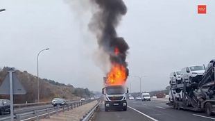 Mañana complicada en la A-3 por el incendio de un camión frigorífico