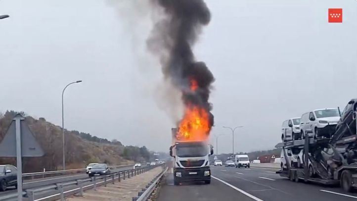 Mañana complicada en la A-3 por el incendio de un camión frigorífico
