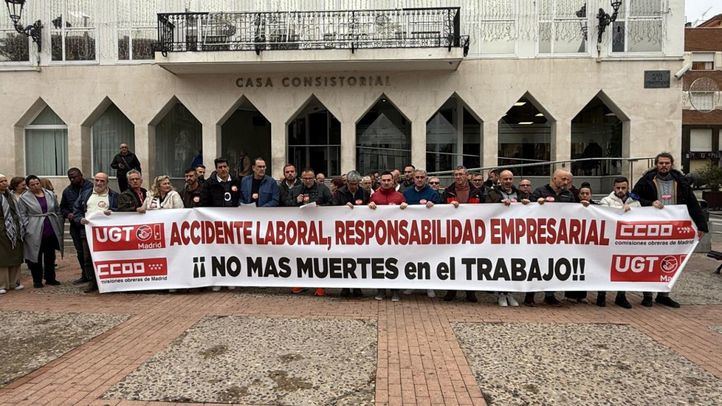 Concentración ante el Ayuntamiento de Arganda por la muerte de un trabajador en accidente laboral