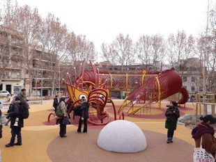 José Luis Martínez-Almeida, junto a la delegada de Obras y Equipamientos, Paloma García Romero, y la concejala de Usera, Sonia Cea, visita el nuevo recorrido peatonal que conecta la plaza del Hidrógeno con Madrid Río