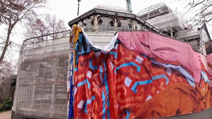 La instalación artística 'Fardo' va cubriendo el Palacio de Cristal