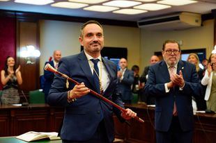 Manuel Bautista, con el bastón de mando de alcalde Móstoles