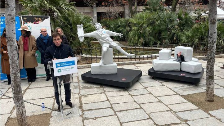 Escultura 'Reséate y vive', en los jardines de Gregorio Ordóñez