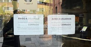 Carteles en el Centro Deportivo Municipal Daoiz y Velarde