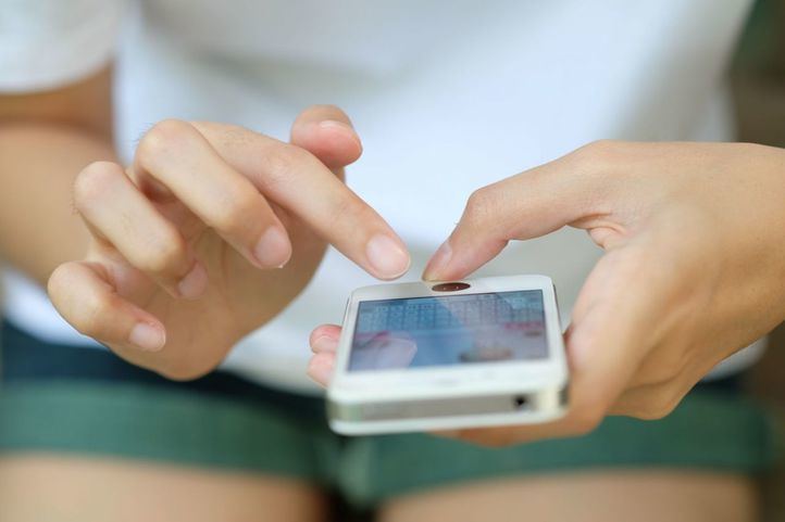 Joven entrando en redes sociales con su móvil