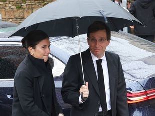 José Luis Martínez-Almeida, junto a su esposa, Teresa Urquijo
