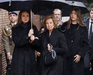 Ayuso y Almeida, presentes en el responso por la hermana de la Reina Sofía