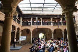 Imagen de archivo:Ayuso en la presentación de 'Pueblos con vida' en el castillo de Batres