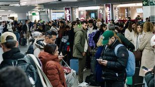 Decenas de personas haciendo cola en las oficinas de Renfe, en la estación Madrid-Puerta de Atocha-Almudena Grandes, tras suspenderse el servicio ferroviario entre Madrid y Andalucía