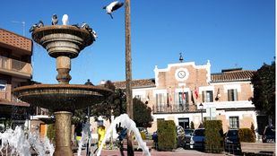 Paracuellos de Jarama, plaza con fuente y ayuntamiento