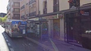 Parada de autobús de la calle Tortosa, la cual queda inutilizada por las obras de ampliación de la L11