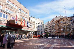 Minutos de silencio ante el Ayuntamiento por las víctimas del accidente ferroviario