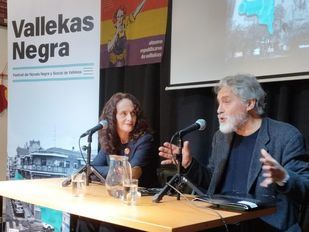 Encuentro literario con Manuel Rivas y la presidenta del Ateneo Republicano de Vallecas, Marta Sánchez.
