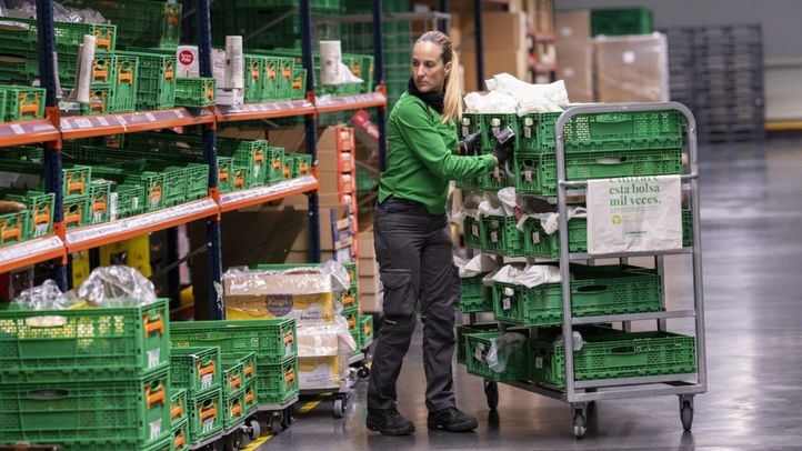 Trabajadora en una colmena de Mercadona