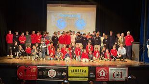 Foto de familia del Club Hockey Patín Aluche durante la gala del 50º aniversario.