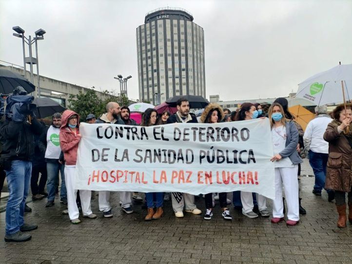 Concentración de trabajadores del Hospital La Paz en el día de huelga de 24 horas en Urgencias