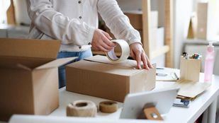 Paquetes perdidos 'reciclados' en cajas sorpresa: aterriza en Madrid el fenómeno de las mystery box