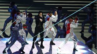 Jung Kook, cantante de BTS, cantando durante la ceremonia de apertura de la FIFA World Cup Qatar 2022