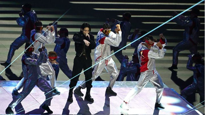 Jung Kook, cantante de BTS, cantando durante la ceremonia de apertura de la FIFA World Cup Qatar 2022
