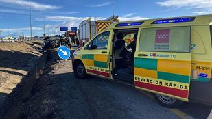 Ambulancia del SUMMA 112 atiende un accidente de coche en la A-5