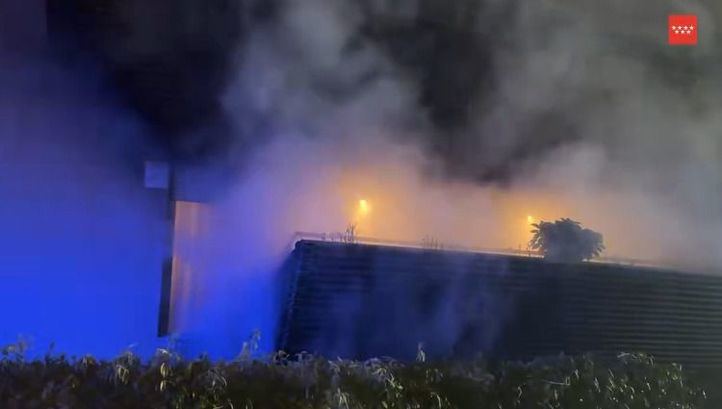 Denso humo en el incencio en una vivienda de Boadilla del Monte