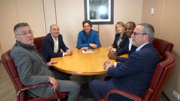 Firma del convenio en la escuela de oficios de Fuenlabrada