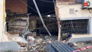 El conductor de un camión, herido leve tras chocar contra un restaurante en Ajalvir