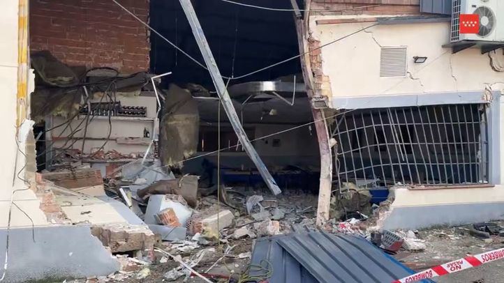 Estado en el que ha quedado un restaurante de un polígono industrial tras chocar contra él un camión