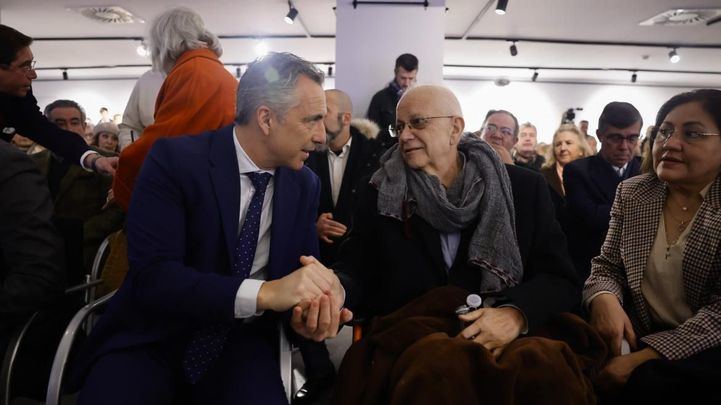 Miguel Ángel Moncholi con el consejero Carlos Novillo en el homenaje al periodista taurino