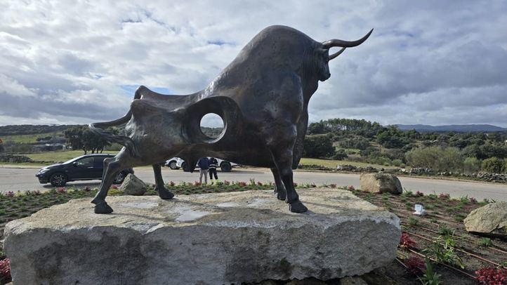 Nueva escultura de un toro colocada en una rotonda de Valdemorillo