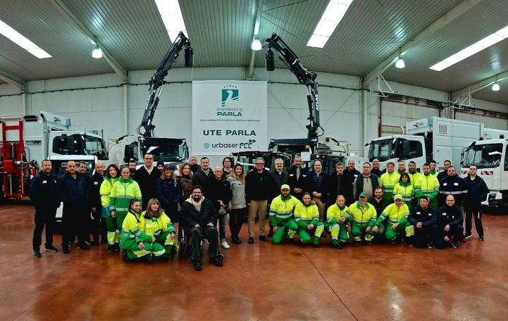 Vehículos y personal de limpieza de Parla