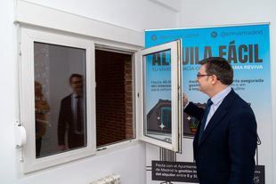 El delegado de Políticas de Vivienda y presidente de EMVS Madrid, Álvaro González, en la visita que ha realizado a la última vivienda incorporada al programa ReViVa
