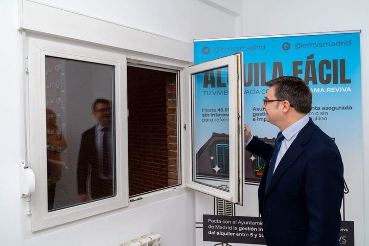 El delegado de Políticas de Vivienda y presidente de EMVS Madrid, Álvaro González, en la visita que ha realizado a la última vivienda incorporada al programa ReViVa