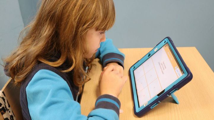 Una alumna del centro educativo con un dispositivo tecnológico
