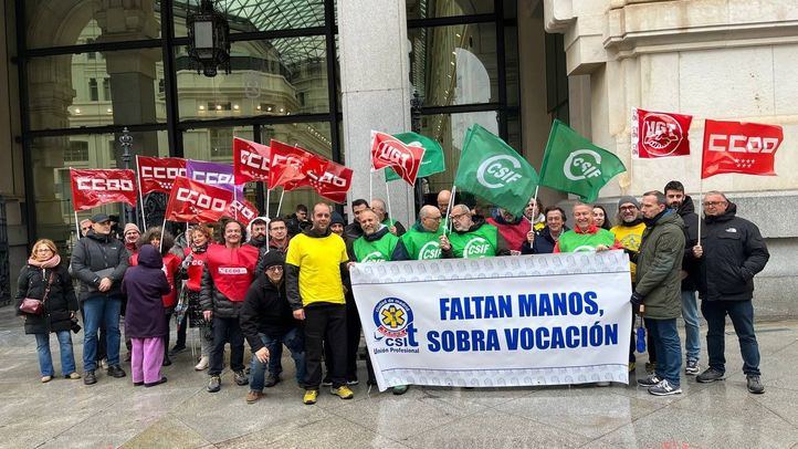 Concentración de UGT-Servicios Públicos de Madrid junto con el resto de los sindicatos con representatividad en Samur Protección Civil, para pedir al Ayuntamiento la toma de medidas ante 'las agresiones' al personal sanitario de Samur-P.C.