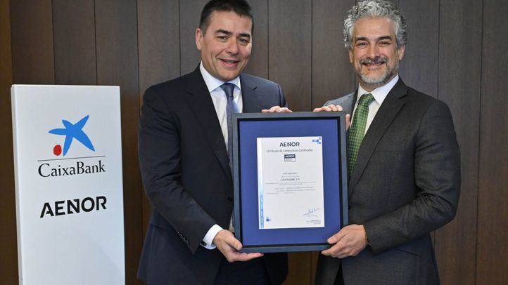 Firma del certificado social entre CaixaBank y Aenor