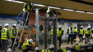 Instalada la primera puerta de andén de la Línea 6 en Legazpi