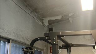 Humedades y otras deficiencias obligan a clausurar varios espacios del Centro Deportivo La Concepción