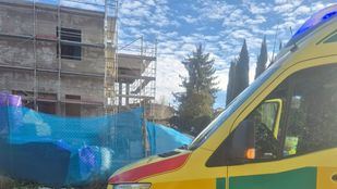 Ambulancia en la obra donde se ha producido el accidente laboral mortal