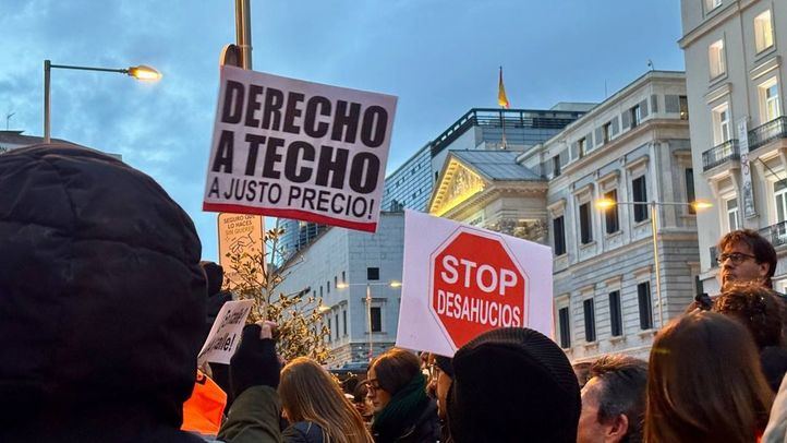 Concentración ante el Congreso para protestar por el rechazo parlamentario a la prórroga del denominado escudo social y de la moratoria antidesahucios.