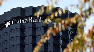 CaixaBank gana 5.891 millones en 2025